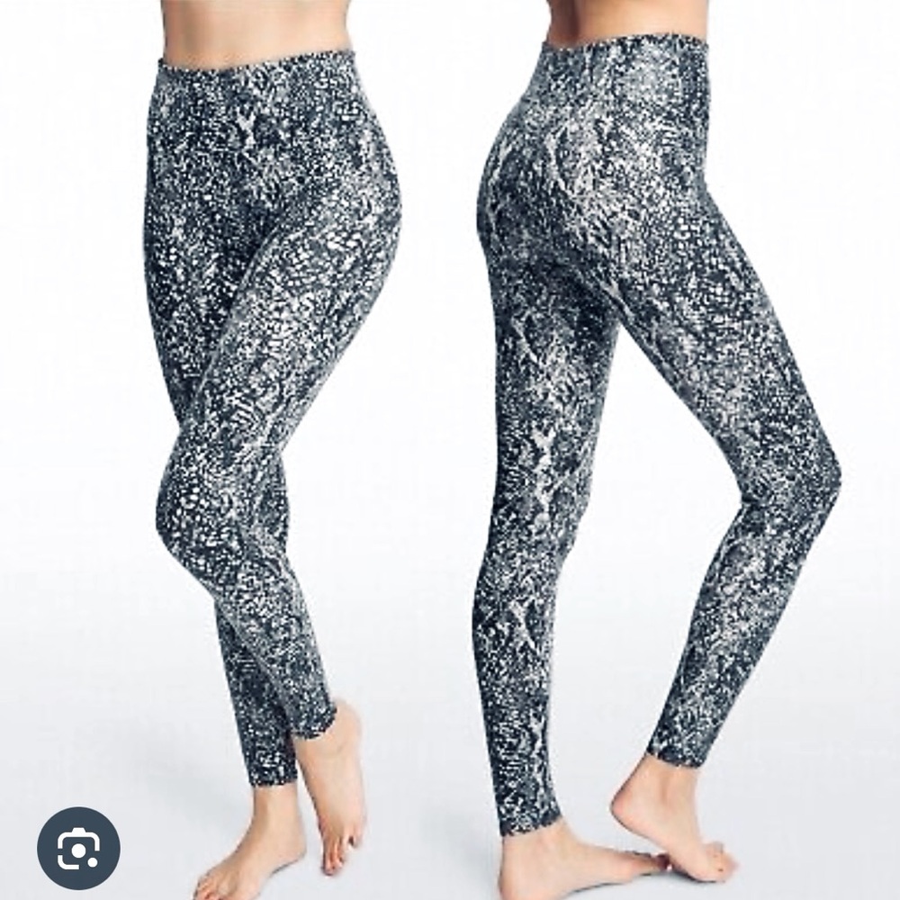 NWOT SPANX Faux Leather Grey Snakeskin Shine Leggings Size Small